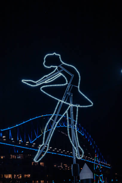 design de ballerine avec lumières sur opera house harbor bridge vivid à sydney, australie - sydney harbor bridge sydney opera house vertical australia photos et images de collection