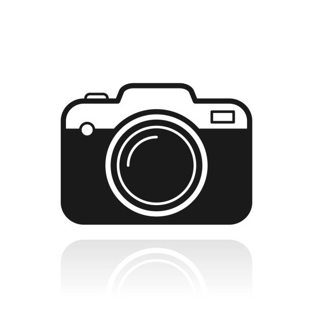 ilustraciones, imágenes clip art, dibujos animados e iconos de stock de cámara. icono con reflejo sobre fondo blanco - cámara cinematográfica