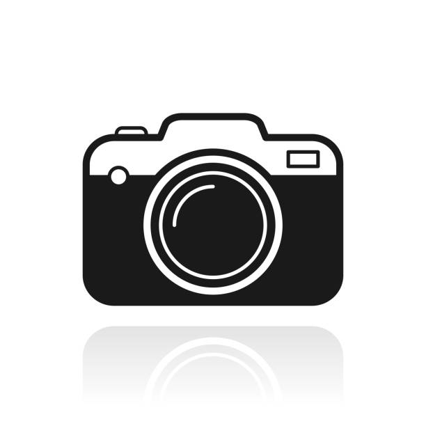 illustrazioni stock, clip art, cartoni animati e icone di tendenza di macchina fotografica. icona con riflesso su sfondo bianco - telecamera
