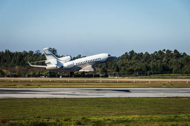 бизнес-джет dassault falcon 7x вылетает из международного аэропорта порту в португалии - falcon стоковые фото и изображения