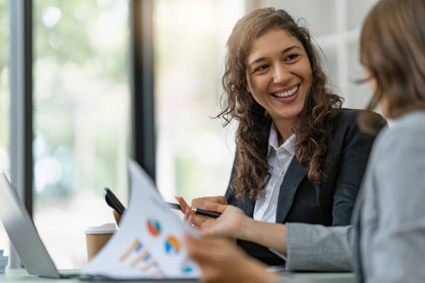 reunião de pessoas de negócios para discutir e pensar a papelada do relatório financeiro no home office. trabalho em equipe de consultor financeiro e conceito contábil - cobra - fotografias e filmes do acervo