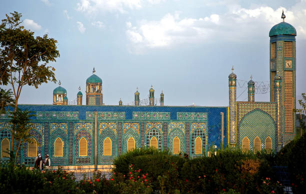 die blaue moschee in mazar-i-sharif, provinz balkh, afghanistan - mazar stock-fotos und bilder