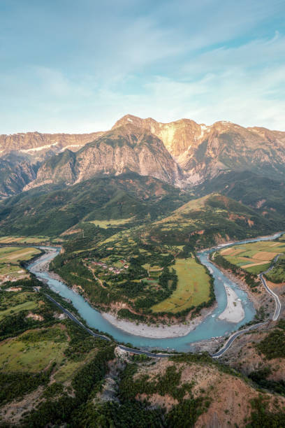 permet, albania y alrededores tomada en mayo de 2022 - balcanes fotografías e imágenes de stock