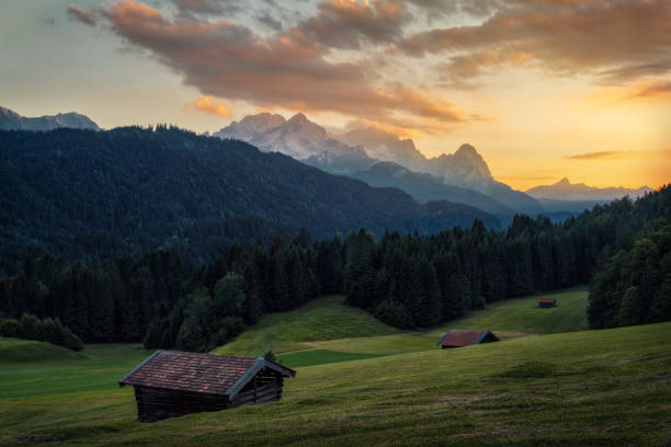 cabaña en geroldsee, en el sur de baviera, tomada en julio de 2022 - alm bavaria mountain summer fotografías e imágenes de stock