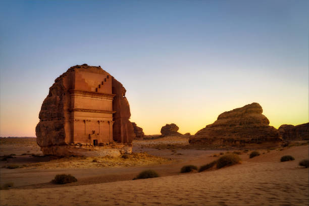 hegra alula in arabia saudita scattata nel gennaio 2022 - camposanto monumentale foto e immagini stock