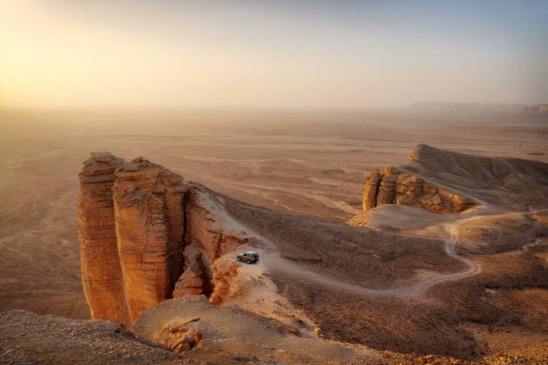 edge of the world in saudi-arabien aufgenommen im januar 2022 - stone nature eroded cliff stock-fotos und bilder