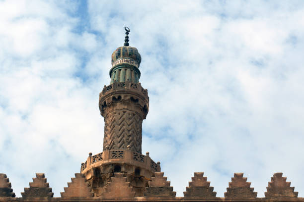 a mesquita do sultão al-nasir muhammad ibn qalawun, uma mesquita do início do século 14 na cidadela no cairo, egito, construída pelo sultão mameluco al-nasr muhammad em 1318, a masjid real do castelo - courtyard arch arabic style cairo - fotografias e filmes do acervo