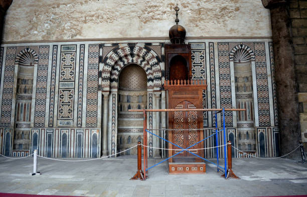 a mesquita do sultão al-nasir muhammad ibn qalawun, uma mesquita do início do século 14 na cidadela no cairo, egito, construída pelo sultão mameluco al-nasr muhammad em 1318, a masjid real do castelo - courtyard arch arabic style cairo - fotografias e filmes do acervo