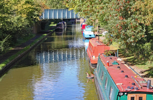 イギリスのウォリックシャー州ラップワースのグランドユニオン運河の銀行に係留されたはしけ - warwickshire narrow nautical vessel barge ストックフォトと画像