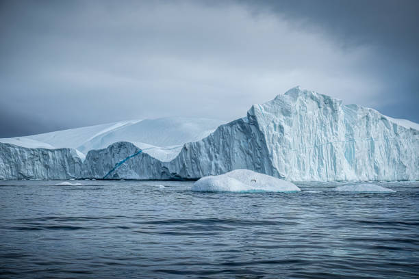 гигантские айсберги, плавающие в арктическом море, гренландия - arctic стоковые фото и изображения