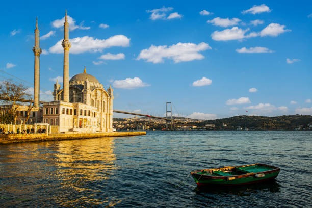 moschea ortakoy a istanbul - moschea ortakoy foto e immagini stock