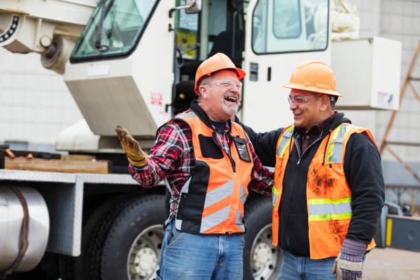 크레인으로 두 명의 건설 노동자가 웃고 있다 - truck driver multi ethnic group industry working class 뉴스 사진 이미지
