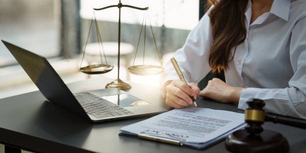 rechtsanwalt im büro. asiatischer anwalt, der mit vertrag oder dokument im büro arbeitet. recht, rechtsberatung, beratung, justiz und immobilienkonzept - lawyer young adult suit expressing positivity stock-fotos und bilder