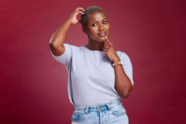 아프리카 출신의 흑인 여성 모델의 생각, 아이디어 및 혼란은 생각에 머리를 긁적입니다. 아이디어를 얻기 위해 브레인 스토밍을 사용하는 사람의 아이디어 개발, 숙고 및 생각 성장 - scratching head 뉴스 사진 이미지
