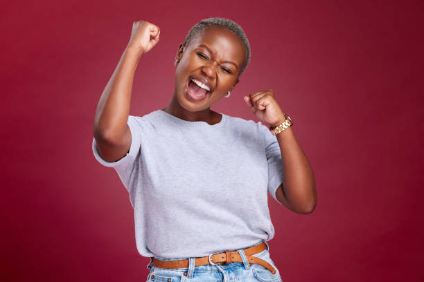 célébration, femme noire et personne excitée montrant le bonheur et le sentiment de gagnant. motivation gagnante, accomplissement et sourire heureux d’une victoire féminine avec un sentiment de victoire célébrée du succès - jubilee photos et images de collection