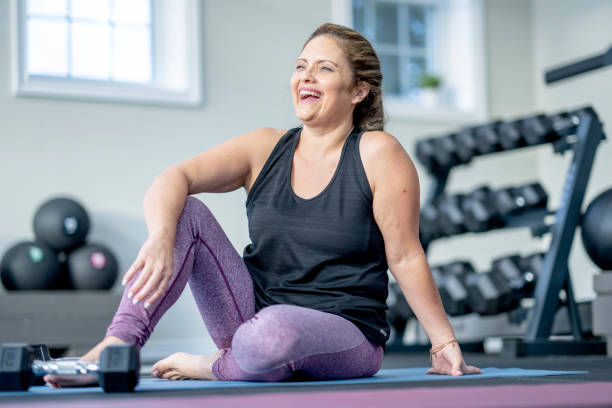 retrato de fitness de la mujer - women yoga yoga class mature adult fotografías e imágenes de stock