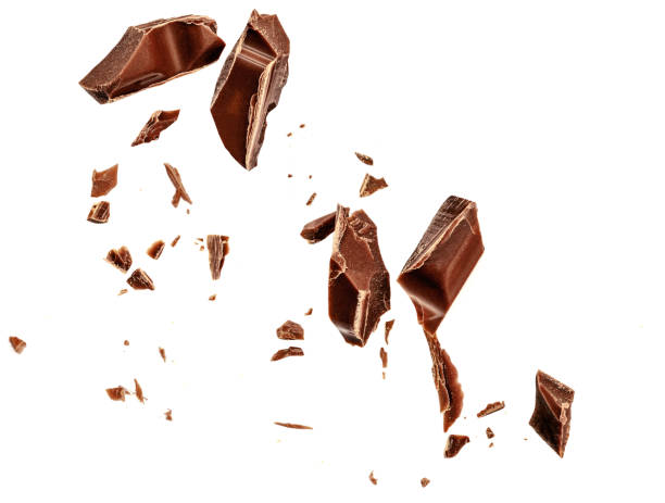  흰색 배경에 격리된 밀크 초콜릿 덩어리를 공중에 띄우고 있습니다. 플라잉 초콜릿 조각, 부스러기 및 코코아 부스러기 상위 뷰입니다. 플랫 레이 - chocolate chocolate shaving ingredient food 뉴스 사진 이미지