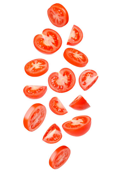 tomates voadores cortados em diferentes formas. tomates, tomates, cortados, tomates frescos. isolado. - salsa de tomate - fotografias e filmes do acervo