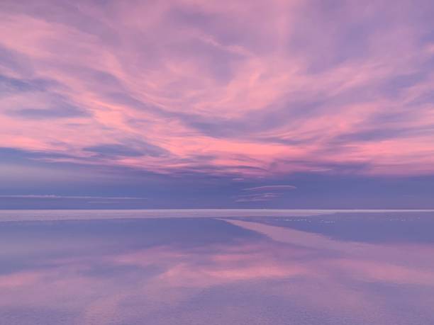 wunderschöner sonnenuntergang himmel wolken rosa lila über meerwasser. - dreams heaven cloud fairy tale stock-fotos und bilder