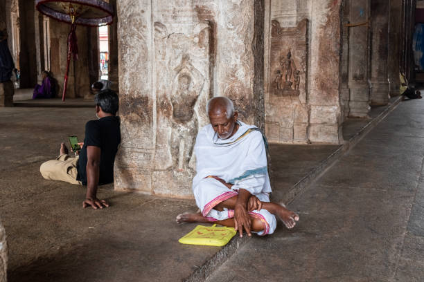 伝統的な宗教的な衣装を着た年配のインドの巡礼者 - indian ethnicity traditional culture architecture karnataka ストックフォトと画像