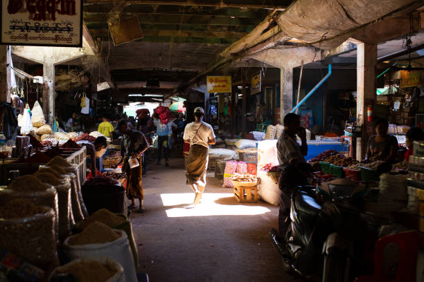 luce solare nel mercato di mawlamyine, myanmar - for sale industry farmers market market stall foto e immagini stock