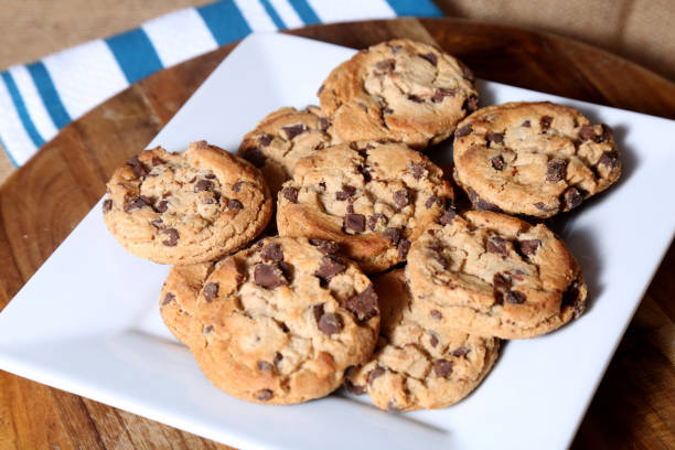 cookies com gotas de chocolate recém assados - foto de acervo