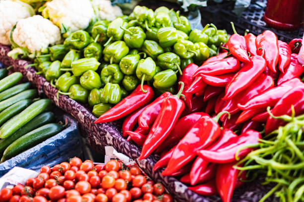 ファーマーズマーケットでのコショウのクローズアップ - pepper bell pepper market spice ストックフォトと画像