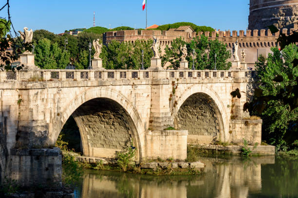 イタリア、ローマのテヴェレ川に架かる聖天使橋(サンタンジェロ橋) - angel ponte sant angelo statue castel santangelo ストックフォトと画像