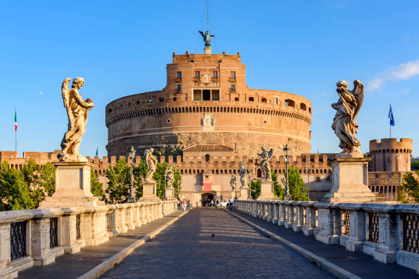 castillo y puente del santo ángel al amanecer, roma, italia - roman statue angel rome fotografías e imágenes de stock