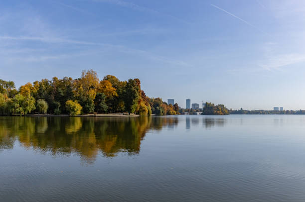 A picture of the Herastrau Lake in the fall.