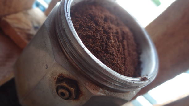 コーヒー成分:コーヒーパウダー。イタリアのコーヒーメーカー、またはモカポットを使用します。コーヒー豆でエスプレッソを準備する - coffee book instant coffee cappuccino ストックフォトと画像