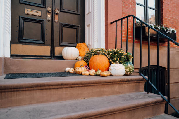 thanksgiving-kürbisdekorationen auf einer bückung eines hauses in manhattan, new york, usa. - front door front stoop house yellow stock-fotos und bilder