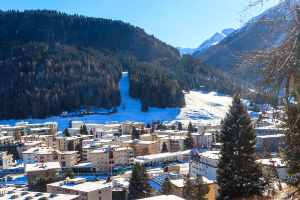 widok słynnego miasta davos w szwajcarii zimą - world economic forum zdjęcia i obrazy z banku zdjęć