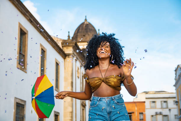 donna afro che balla frevo al carnevale brasiliano - candid women african descent umbrella foto e immagini stock