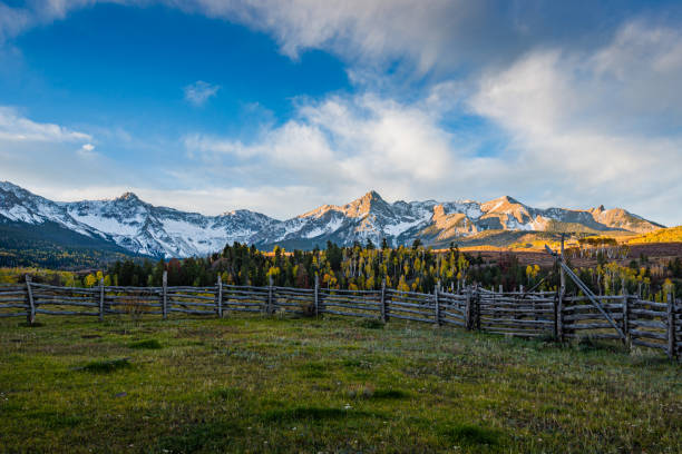 sunrise ranch - mount sneffels colorado county road 9 - ranczo obrazy zdjęcia i obrazy z banku zdjęć