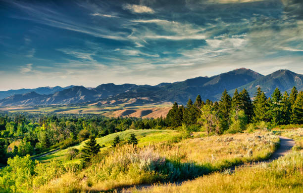 atemberaubende malerische bergketten und naturgebiet in montana im sommer - montana stock-fotos und bilder