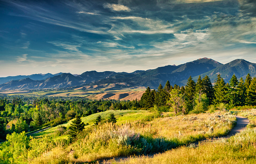 Impresionantes cadenas montañosas escénicas y área natural en verano de Montana photo