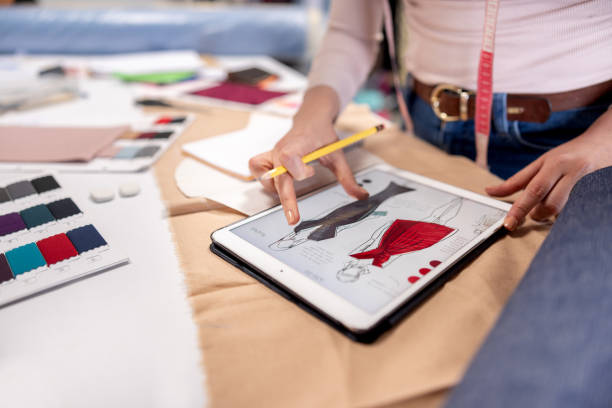 projektantka mody szkicuje sukienki w swoim atelier za pomocą tabletu - fashion caucasian tailor fashion designer zdjęcia i obrazy z banku zdjęć