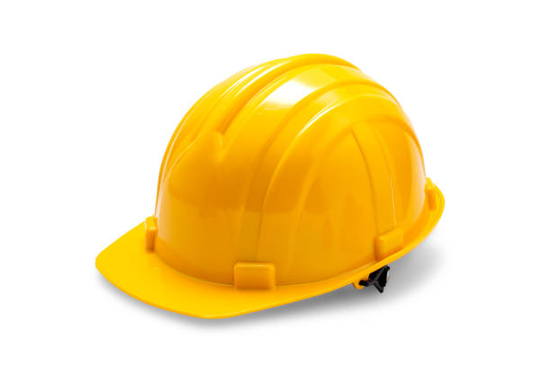 白い背景に黄色の兜、産業安全のための建設ツール。安全なエンジニアの労働保守サイトのためのヘルメット労働者。ビルダー用保護プラスチックキャップ - 工事用ヘルメット ストックフォトと画像