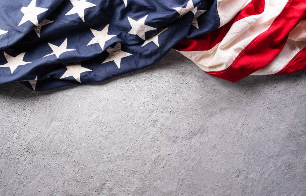 concepto del día de los presidentes feliz hecho de bandera estadounidense y sobre fondo de piedra oscura. - day republic fotografías e imágenes de stock