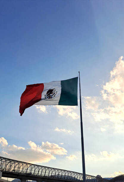 san jerónimo 깃대는 멕시코 시티의 불가사의 중 하나이며 높이가 100m 인 국가의 기념비적 인 깃발 중 하나는 가장 대표적인 애국 요소 중 하나로 간주됩니다. - monument revolution mexico mexican culture 뉴스 사진 이미지
