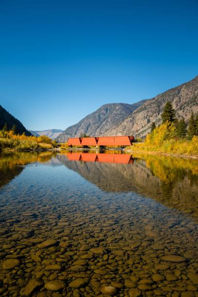 close up da água limpa e as pedras sob o rio similkameen com uma ponte vermelha. - similkameen river - fotografias e filmes do acervo