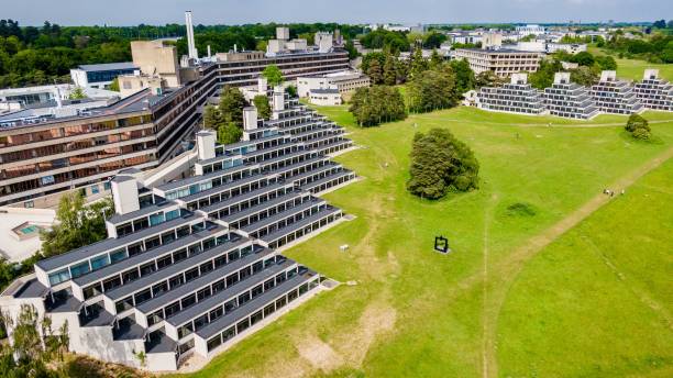 vista aérea de la universidad de east anglia en norwich, inglaterra - east anglia fotos fotografías e imágenes de stock