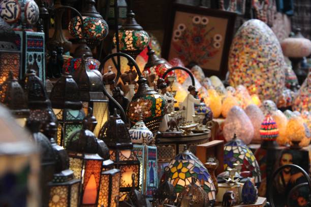 крупный план традиционных египетских ламп ручной работы на рынке хан эль халили в каире, египет - el khalili стоковые фото и изображения
