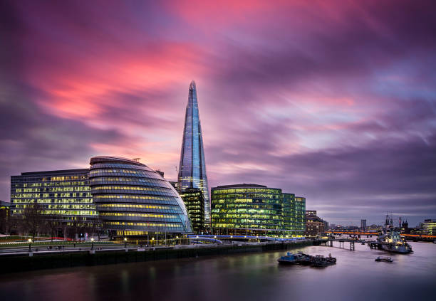 piękne ujęcie budynku the shard wieczorem, londyn, wielka brytania - shard zdjęcia i obrazy z banku zdjęć