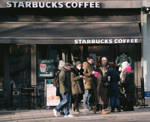 la gente se reunió frente a la cafetería starbucks en un frío día de invierno - starbucks coffee coffee shop women fotografías e imágenes de stock