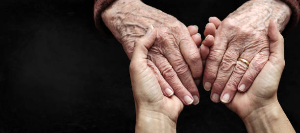 dare amore e conforto alle persone fragili - consoling close up senior adult grandparent foto e immagini stock