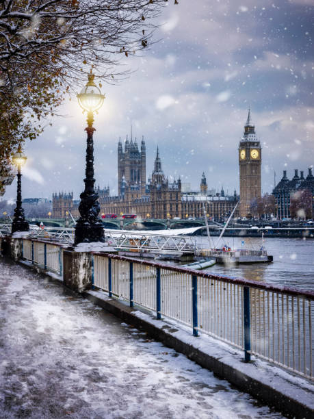 bella vista invernale del palazzo di westminster coperto di neve a londra - london england christmas snow winter foto e immagini stock