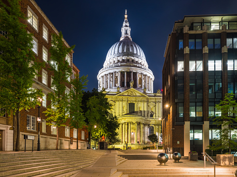 The iconic dome of St. Paul’s Cathedral overlooking the alleyways of the City of London Financial District.