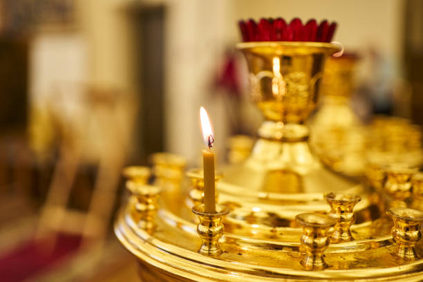 une bougie orthodoxe brûle dans un chandelier d’église. - church altar indoors dark photos et images de collection